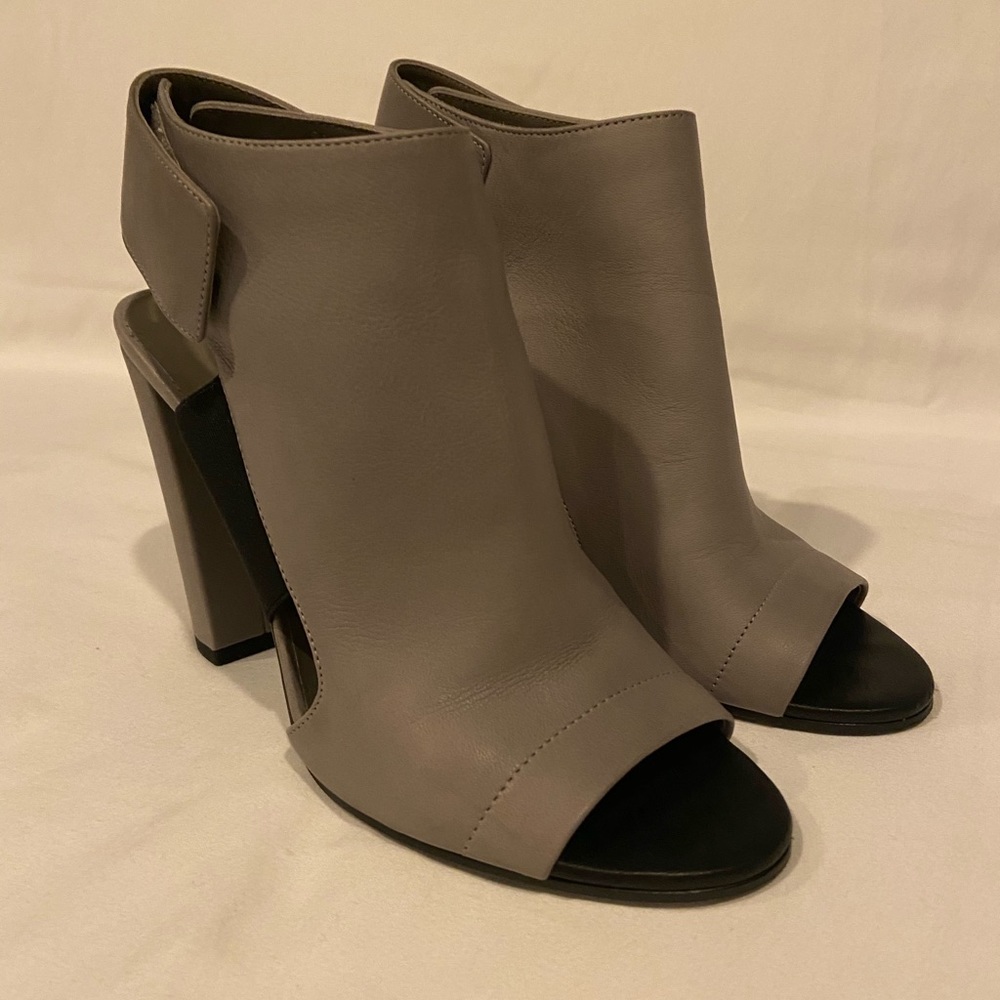 Vince gray leather peep-toe bootie with black 7